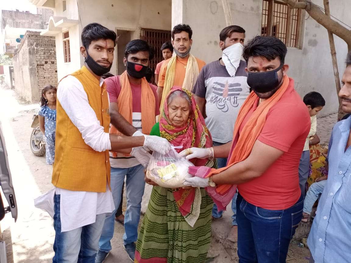 हिंदू पुत्र संगठन की ओर से पटना के राजीव नगर जे पी नगर में मजदूरों को अनाज वितरण करीब 15 दिनों से लगा