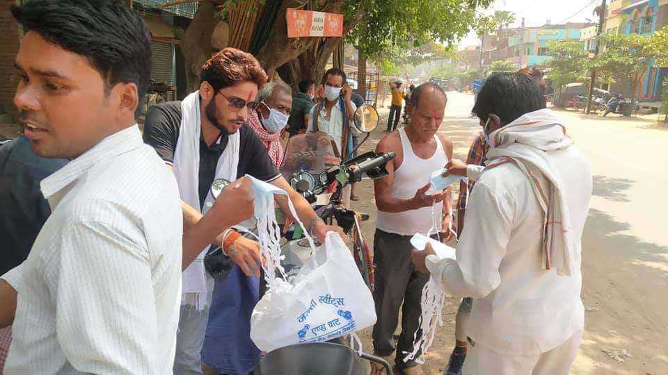 दानापुर में हिंदू पुत्र संगठन के राष्ट्रीय उपाध्यक्ष मयंक सिंह द्वारा जरूरतमंदों के बीच राहत सामग्री बांटी गई